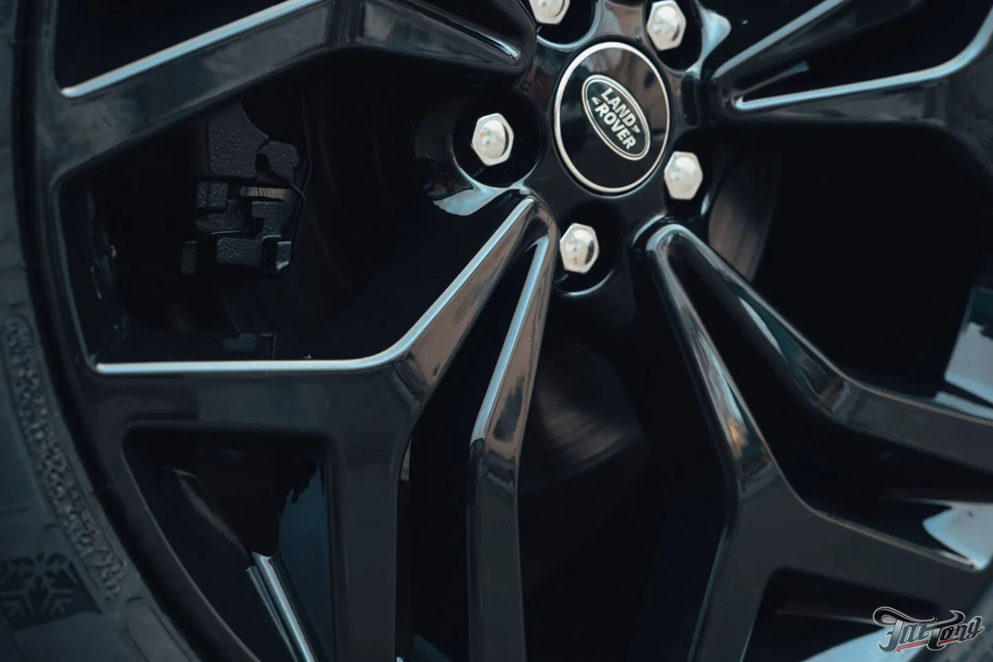 Окрас дисков, суппортов и насадок выхлопа на Range Rover Velar
